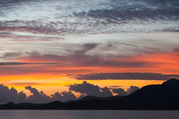 海面上美丽的多云的日落天空 — 图库照片