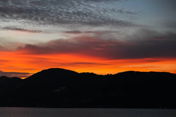 Schwarze Hügelsilhouette Unter Orangefarbenem Abendhimmel — Stockfoto