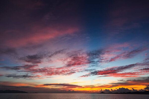 Цветное небо заката над спокойной морской поверхностью
