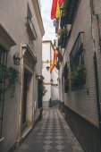 Nézd spanyol zászlókkal keskeny utca