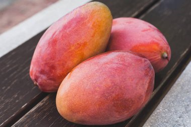 tatlı olgun mango meyve ahşap masa üzerinde