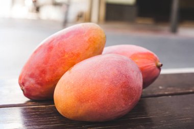 tatlı olgun mango meyve ahşap masa üzerinde