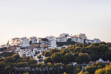 açık gökyüzü altında İspanyol şehrinin güzel görüş