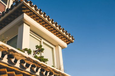 mavi gökyüzünün altında İspanyol Evin çatısı 