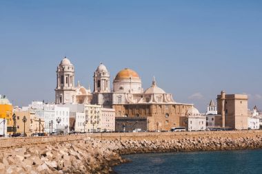 Cadiz Katedrali görünüm altında mavi gökyüzü, Cadiz, İspanya