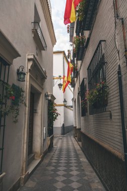 İspanyol bayrağı ile dar sokak görünümü
