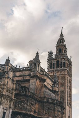 eski Gotik Seville Katedrali altında bulutlu gökyüzü, İspanya