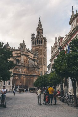 Şehir sokak wih Seville Katedrali, İspanya görünümünü