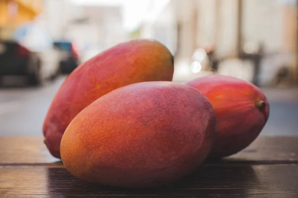 Zoete Rijpe Mango Vruchten Houten Tafel — Stockfoto