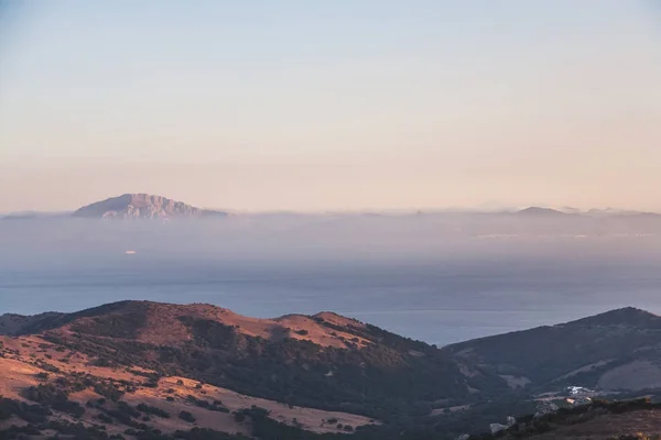 Γραφική Θέα Όμορφο Ορεινό Τοπίο Θέα Στη Θάλασσα Και Ομίχλη — Φωτογραφία Αρχείου