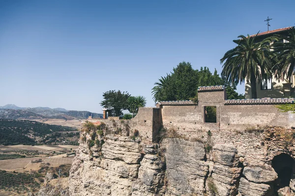 棕榈树和建筑在岩石反对山风景的风景视图 西班牙 — 图库照片