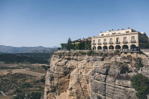 Vista Panorámica Del Edificio Sobre Roca Contra Montañas Paisaje Ronda — Foto de Stock