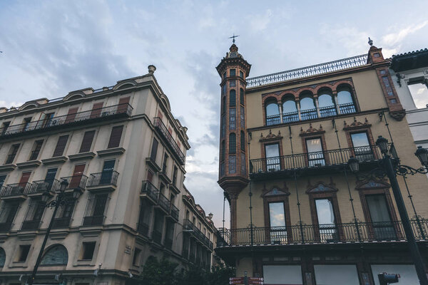 фасады зданий под красивым облачным небом, Испания
