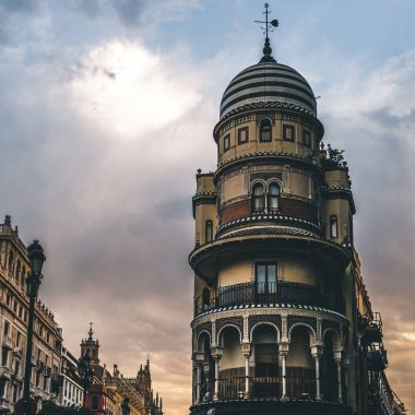 Bulutlu gökyüzü altında binaların güzel görünümü, Sevilla, İspanya