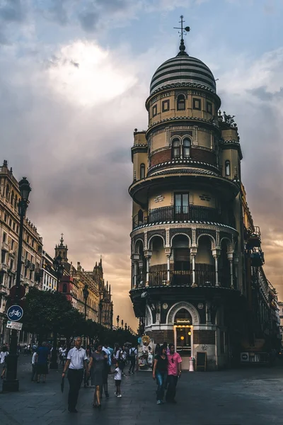 Hermosa Vista Calle Ciudad Con Gente Tiempo Tarde Sevilla España — Foto de Stock