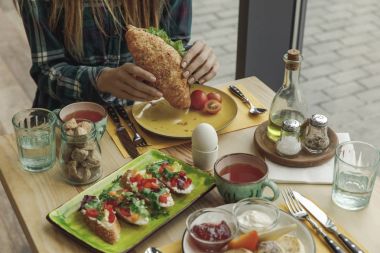 Kahvaltıda taze kruvasan yemek kız kadeh kırpılmış