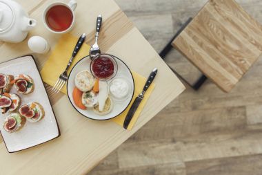 çay seti ile sağlıklı lezzetli breakfast üstten görünüm ahşap tablo  