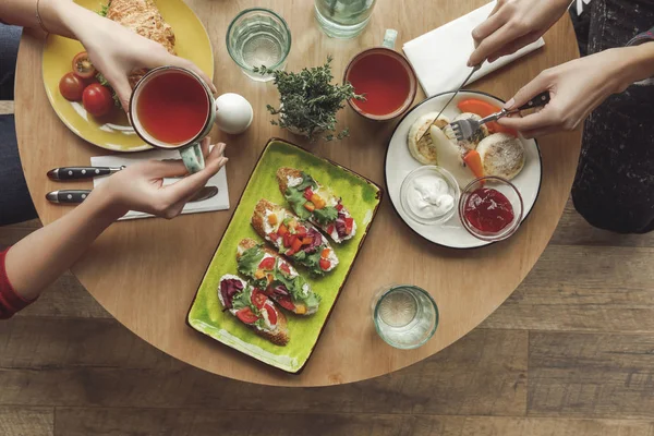 Cropped Shot People Drinking Tea While Having Breakfast Together — Stock Photo, Image