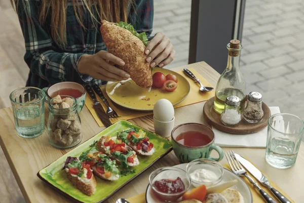 Tiro Cortado Menina Comendo Croissant Fresco Café Manhã — Fotografia de Stock