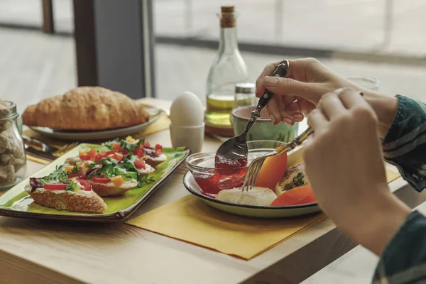 Обрезанный Снимок Человека Поедающего Здоровый Вкусный Завтрак — стоковое фото