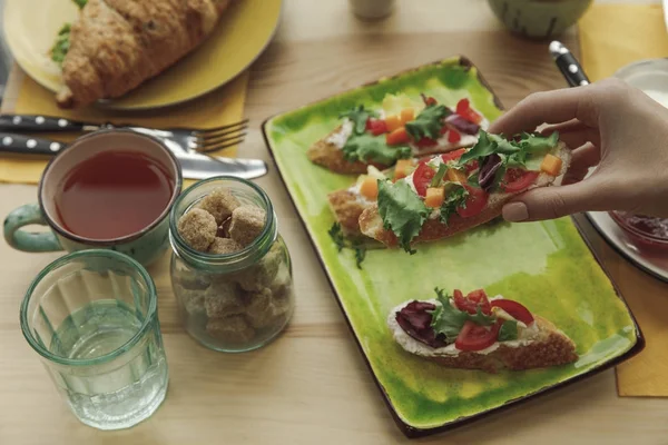 Recortado Tiro Persona Celebración Delicioso Sándwich Desayuno — Foto de Stock