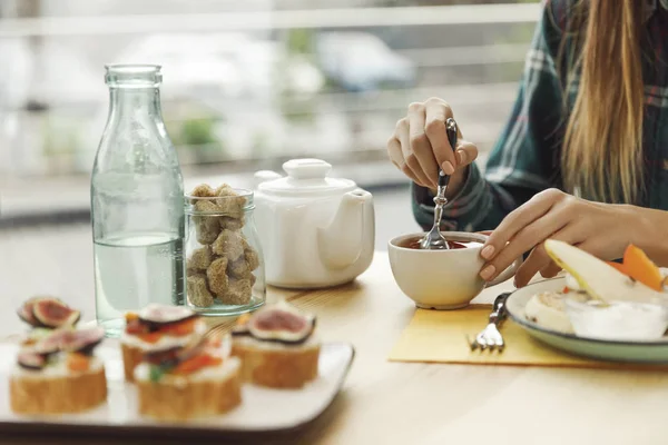 Tiro Cortado Menina Bebendo Chá Enquanto Toma Café Manhã — Fotografia de Stock