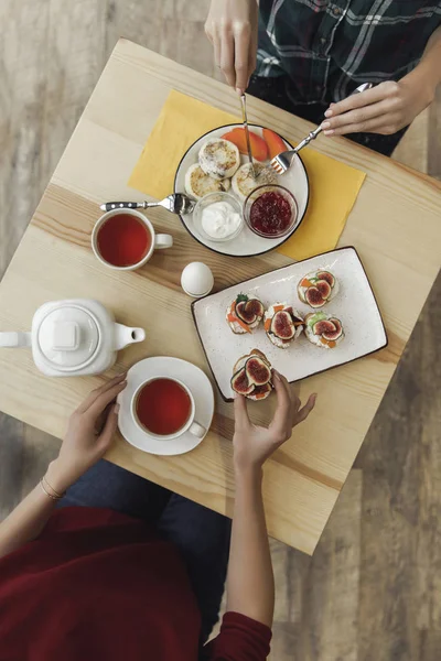 Ovanifrån Två Personer Som Äter Frukost Tillsammans — Stockfoto