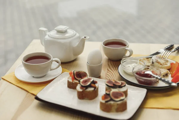 Smaczne Zdrowe Śniadanie Zestaw Herbaty Drewnianym Stole — Zdjęcie stockowe