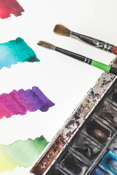 Close View Colorful Watercolor Strokes Drawing Album Paints Paintbrushes — Free Stock Photo