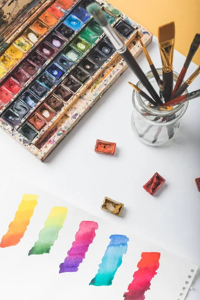 Suluboya Boya Boya Fırçaları Albüm Tasarımcı Işyerinde Çizim Renkli Boya — Stok fotoğraf