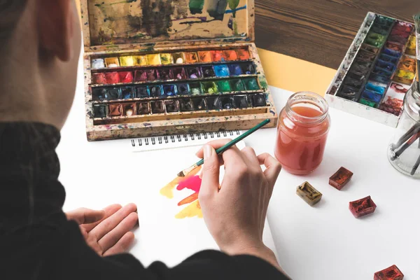 Sanatçı işyerinde çizim soyut resim görüntüsünü kırpılmış