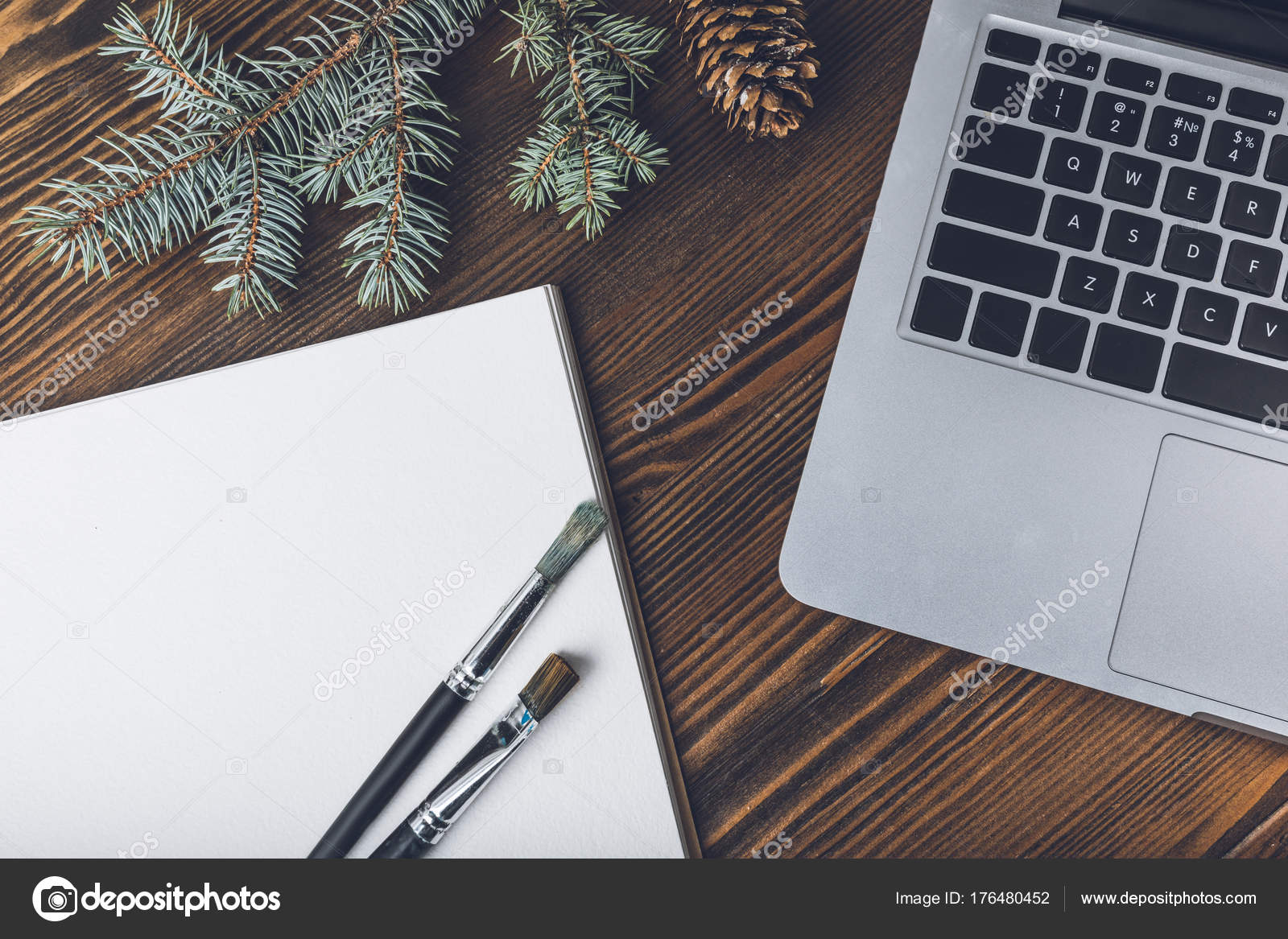 Zbliżenie Laptopa Puste Rysunek Album Pędzle Gałęzi Drzew