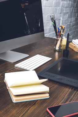 Tasarımcı işyerinde defter, smartphone ve grafik tablet yakından görmek