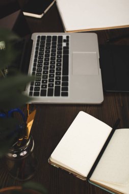Tasarımcı işyerinde laptop ve grafik tablet yakından görmek
