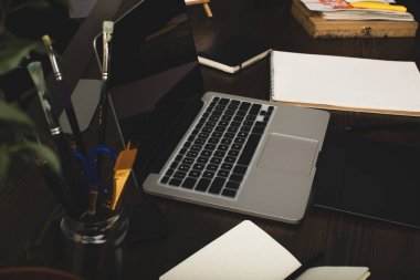 laptop tasarım işyerinde boş ekran ve grafik tablet ile yakından görmek