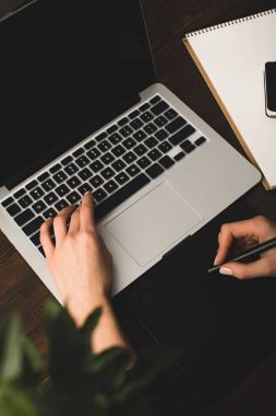 seçici odak Tasarımcısı laptop ve grafik tablet işyerinde kullanma 