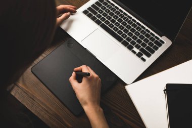 laptop ve grafik tablet kullanan kişi kırpılmış atış