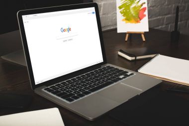 tasarımcı çalışma alanı laptop ve google Web sitesinde ekran ile 