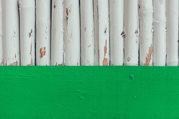 Troncos de madera grumosos pintados de blanco para el fondo - foto de stock