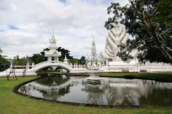 Lake with bridge at beautiful traditional thai temple — Stock Photo