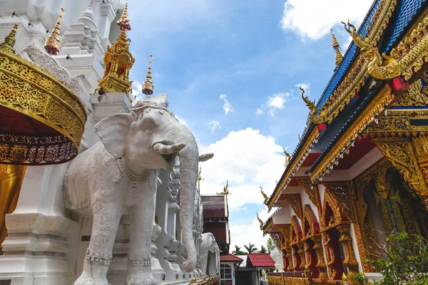 Schön dekorierte hinduistische Skulpturen im thailändischen Tempel — Stockfoto