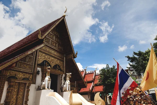 Temple thaï en bois avec sculptures hindoues traditionnelles le jour ensoleillé — Photo de stock