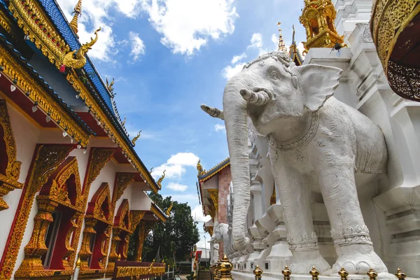 Bela escultura de elefante branco no templo tailandês — Fotografia de Stock
