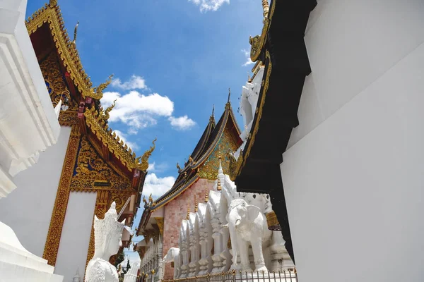 Hermoso templo tailandés en frente del cielo azul claro - foto de stock
