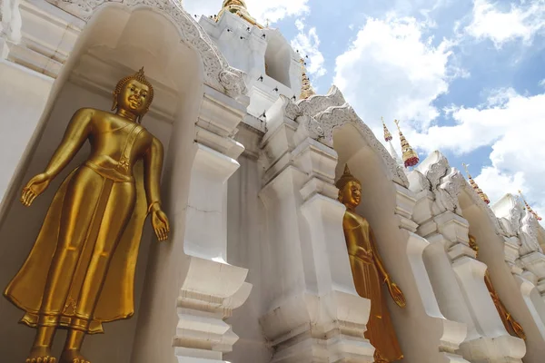 Vista inferior de belas estátuas de buda dourada no templo tailandês — Fotografia de Stock