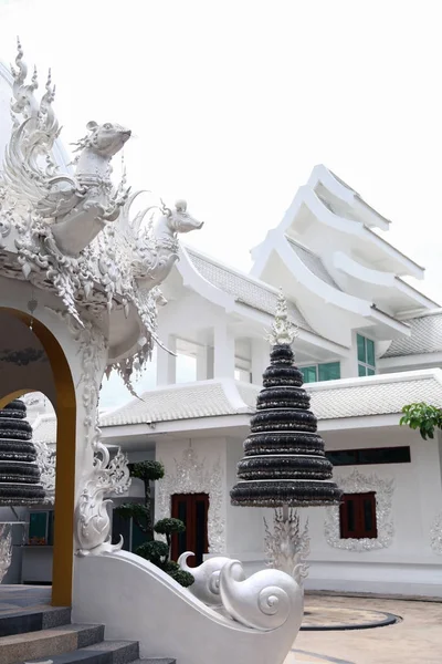 Schöner weißer thailändischer Hindutempel an sonnigem Tag — Stockfoto