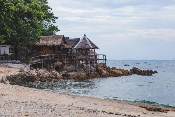 Gemütliche Holzhütten an der Küste am bewölkten Tag — Stockfoto