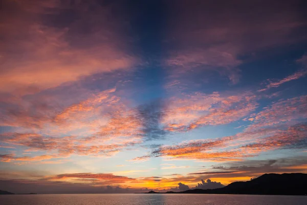 Прекрасний захід сонця над спокійною поверхнею океану — Stock Photo