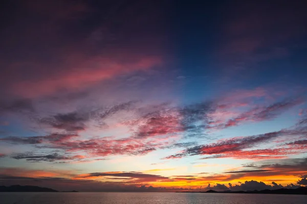Coucher de soleil coloré ciel sur la surface tranquille de la mer — Photo de stock