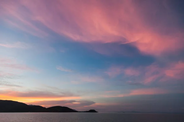 Bela paisagem marinha por do sol sob o céu nublado rosa — Fotografia de Stock